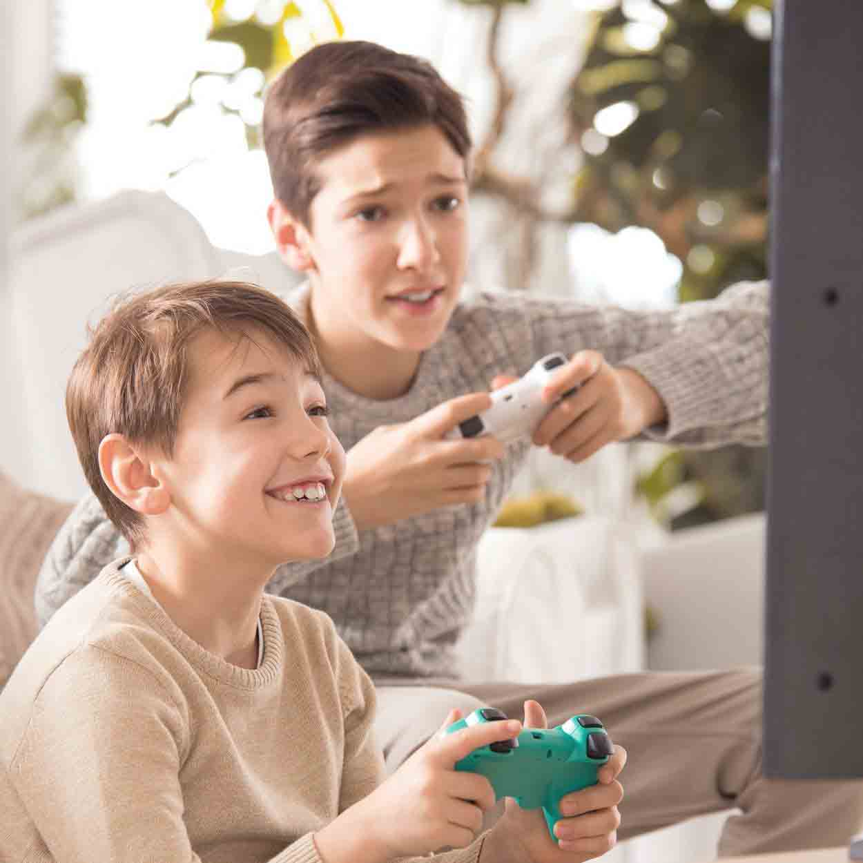 Zwei Kinder spielen im Internet ein Autorennen